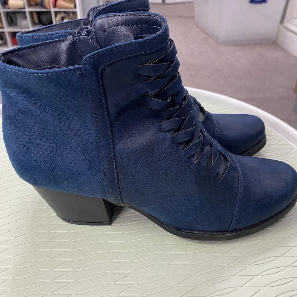 Yuu Booties, Ranser Zip On Women's 7M Navy Blue Leather‎ Chunk Heel Design
